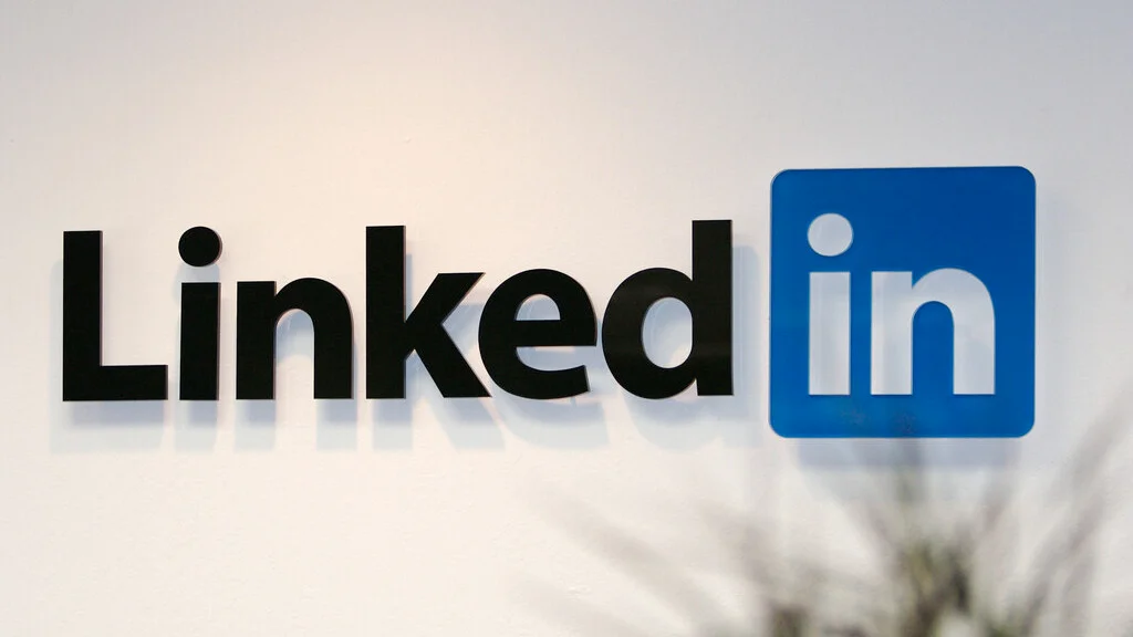 Contas Linkedin criadas em IPs móveis 5G dos EUA ou Reino Unido, verificadas com novos e-mails do outlook, parcialmente preenchidas